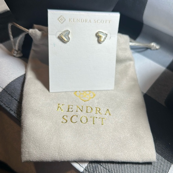 KENDRA SCOTT EARRINGS ARI HEART STUD RHOD IVORY MOP - Picture 3 of 5